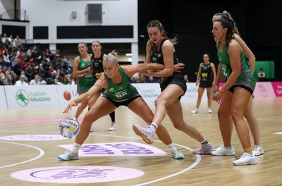 050425 - Cardiff Dragons v Manchester Thunder - Netball Super League - Phillipa Yarranton of Cardiff Dragons