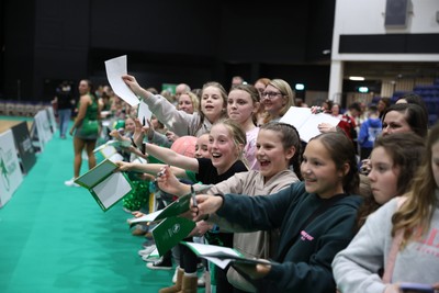 050425 - Cardiff Dragons v Manchester Thunder - Netball Super League - Fans