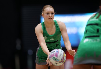 050425 - Cardiff Dragons v Manchester Thunder - Netball Super League - Thea Rhodes of Cardiff