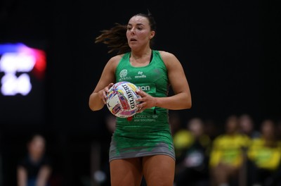 050425 - Cardiff Dragons v Manchester Thunder - Netball Super League - Elle McDonald of Cardiff Dragons