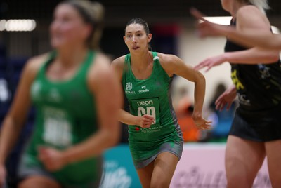 050425 - Cardiff Dragons v Manchester Thunder - Netball Super League - Jacqui Newton of Cardiff Dragons