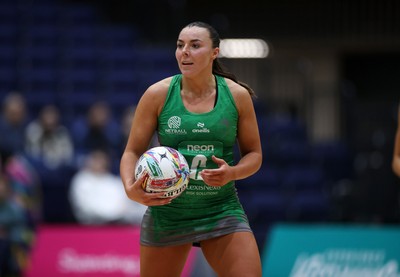 050425 - Cardiff Dragons v Manchester Thunder - Netball Super League - Elle McDonald of Cardiff Dragons