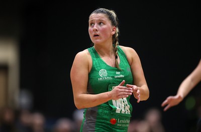 050425 - Cardiff Dragons v Manchester Thunder - Netball Super League - Bethan Dyke of Cardiff Dragons