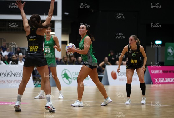 050425 - Cardiff Dragons v Manchester Thunder - Netball Super League - Elle McDonald of Cardiff Dragons