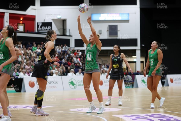 050425 - Cardiff Dragons v Manchester Thunder - Netball Super League - Phillipa Yarranton of Cardiff Dragons