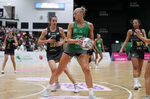 050425 - Cardiff Dragons v Manchester Thunder - Netball Super League - Phillipa Yarranton of Cardiff Dragons
