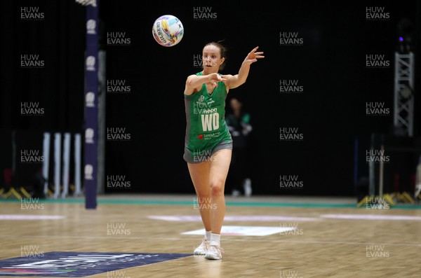 050425 - Cardiff Dragons v Manchester Thunder - Netball Super League - Victoria Booth of Cardiff Dragons