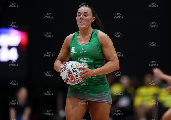 050425 - Cardiff Dragons v Manchester Thunder - Netball Super League - Elle McDonald of Cardiff Dragons