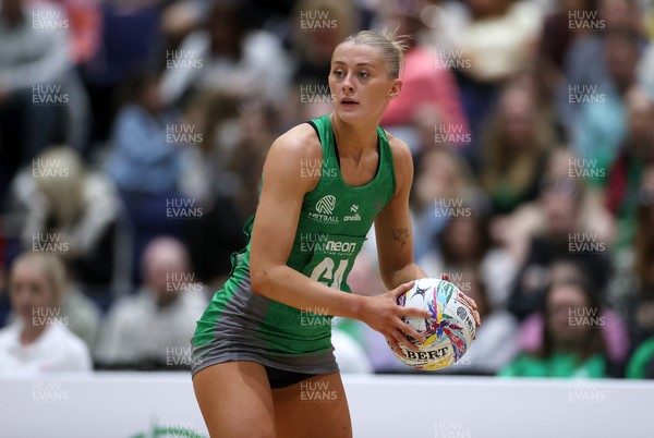 050425 - Cardiff Dragons v Manchester Thunder - Netball Super League - Phillipa Yarranton of Cardiff Dragons