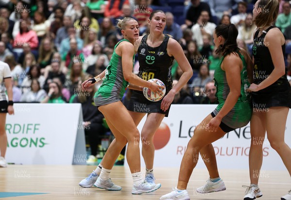 050425 - Cardiff Dragons v Manchester Thunder - Netball Super League - Phillipa Yarranton of Cardiff Dragons