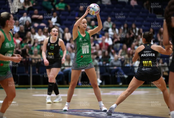 050425 - Cardiff Dragons v Manchester Thunder - Netball Super League - Victoria Booth of Cardiff Dragons