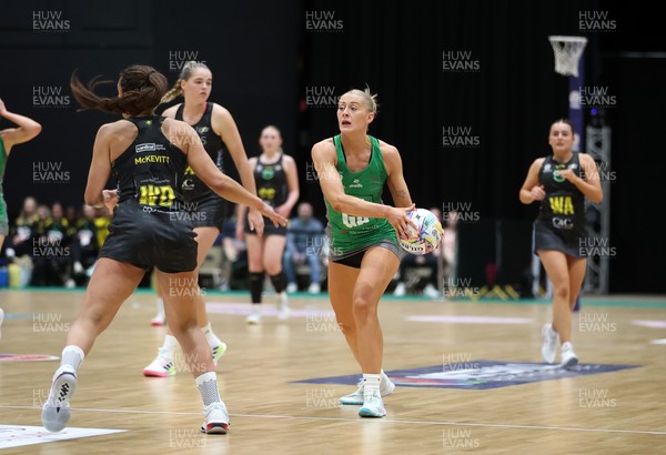 050425 - Cardiff Dragons v Manchester Thunder - Netball Super League - Phillipa Yarranton of Cardiff Dragons