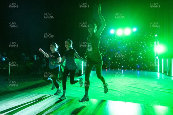 050425 - Cardiff Dragons v Manchester Thunder - Netball Super League - 