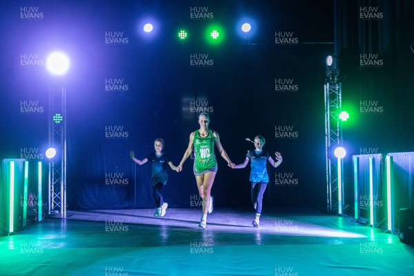 050425 - Cardiff Dragons v Manchester Thunder - Netball Super League - 