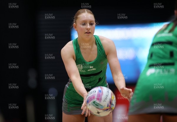 050425 - Cardiff Dragons v Manchester Thunder - Netball Super League - Thea Rhodes of Cardiff