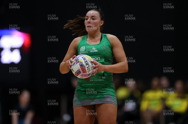 050425 - Cardiff Dragons v Manchester Thunder - Netball Super League - Elle McDonald of Cardiff Dragons