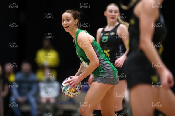 050425 - Cardiff Dragons v Manchester Thunder - Netball Super League - Victoria Booth of Cardiff Dragons