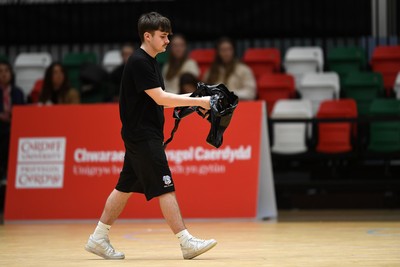 220225 - Cardiff Dragons v Birmingham Panthers - Netball Super League - play is suspended whilst the pitch is relayed due to an issue