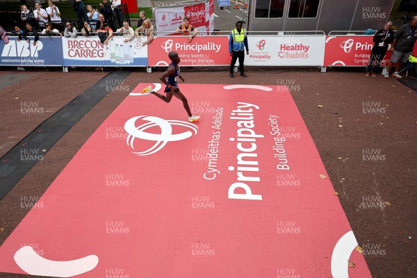 011023 - Principality Building Society Cardiff Half Marathon 2023 - Men's race winner Vincent Mutai
