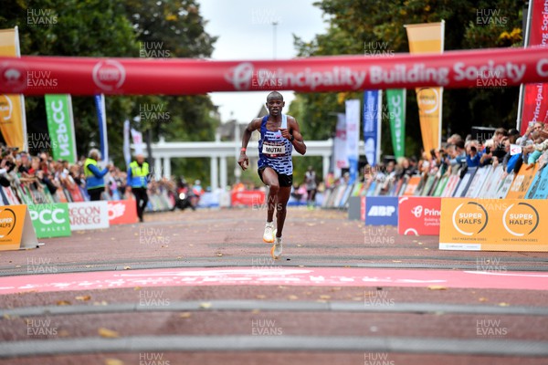 011023 - Principality Building Society Cardiff Half Marathon 2023 - Men's race winner Vincent Mutai