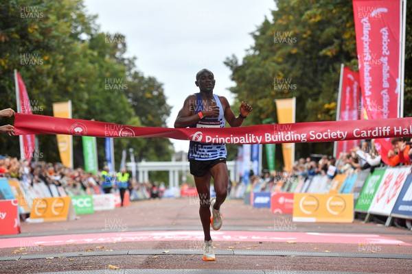 011023 - Principality Building Society Cardiff Half Marathon 2023 - Men's race winner Vincent Mutai