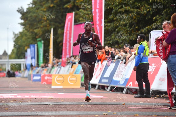 011023 - Principality Building Society Cardiff Half Marathon 2023 - Third in the men's race Benard Biwott