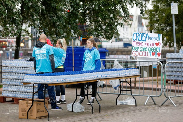 011023 - Principality Building Society Cardiff Half Marathon 2023 - Cardiff Bay - Volunteer Extra Milers at Brecon Carreg drinks station at Norwegian Church