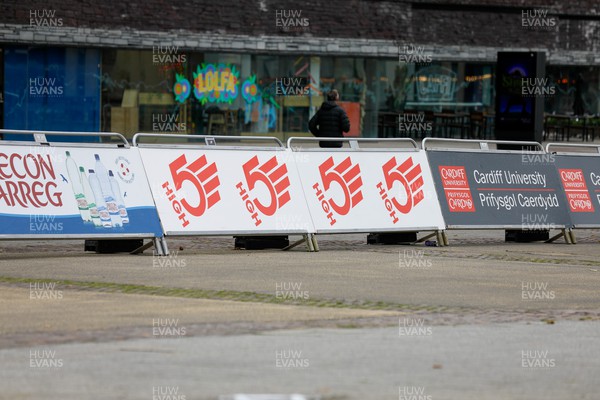 011023 - Principality Building Society Cardiff Half Marathon 2023 - Cardiff Bay - High 5 boards