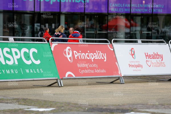 011023 - Principality Building Society Cardiff Half Marathon 2023 - Cardiff Bay - Principality boards