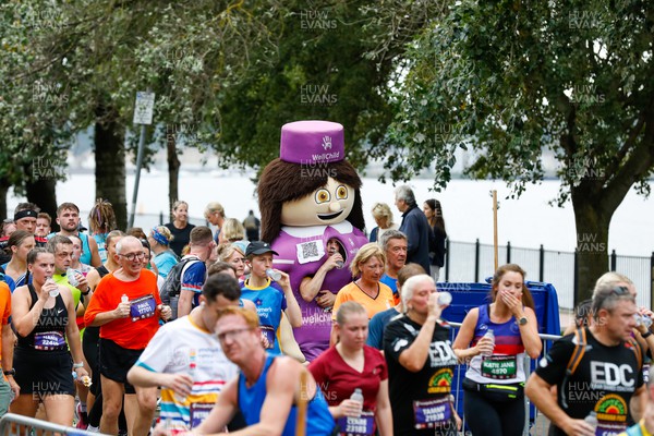 011023 - Principality Building Society Cardiff Half Marathon 2023 - Cardiff Bay - Runner dressed in WellChild mascot costume