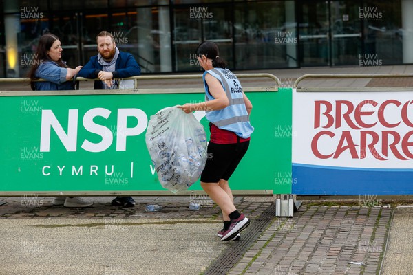011023 - Principality Building Society Cardiff Half Marathon 2023 - Cardiff Bay - Collecting water bottles for recycling