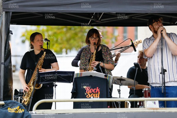 011023 - Principality Building Society Cardiff Half Marathon 2023 - Cardiff Bay - Band entertaining spectators on the course