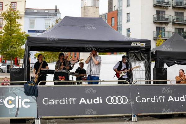 011023 - Principality Building Society Cardiff Half Marathon 2023 - Cardiff Bay - Band entertaining spectators on the course