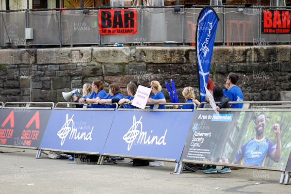 011023 - Principality Building Society Cardiff Half Marathon 2023 - Cardiff Bay - Mind charity cheer station