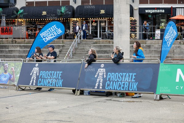011023 - Principality Building Society Cardiff Half Marathon 2023 - Cardiff Bay - Prostate Cancer UK charity cheer station
