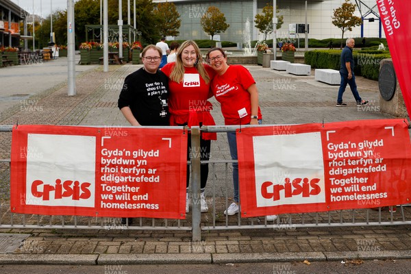 011023 - Principality Building Society Cardiff Half Marathon 2023 - Cardiff Bay - Crisis charity cheer station