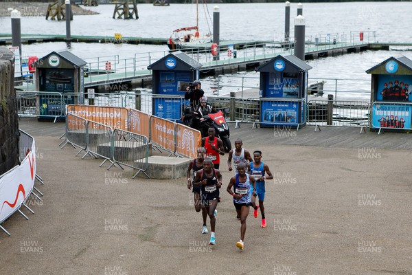 011023 - Principality Building Society Cardiff Half Marathon 2023 - Cardiff Bay - Leaders of the men's race led by eventual winner Vincent Mutai
