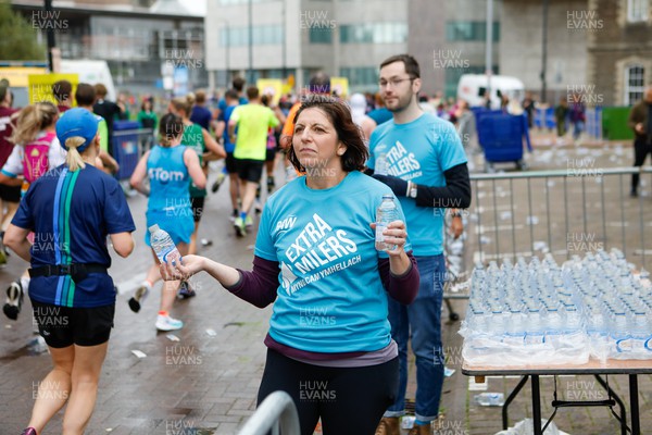 011023 - Principality Building Society Cardiff Half Marathon 2023 - Cardiff Bay - Extra Miler volunteers hand out water and gels