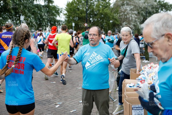 011023 - Principality Building Society Cardiff Half Marathon 2023 - Cardiff Bay - Extra Miler volunteers hand out water and gels