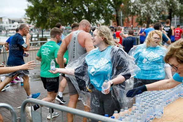 011023 - Principality Building Society Cardiff Half Marathon 2023 - Cardiff Bay - Extra Miler volunteers hand out water and gels