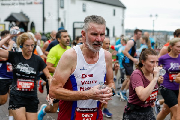 011023 - Principality Building Society Cardiff Half Marathon 2023 - Cardiff Bay - Extra Miler volunteers hand out water and gels