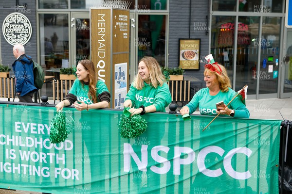 011023 - Principality Building Society Cardiff Half Marathon 2023 - Cardiff Bay - NSPCC charity cheer station