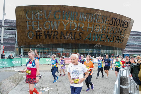 011023 - Principality Building Society Cardiff Half Marathon 2023 - Cardiff Bay - Runners pass Wales Millennium Centre