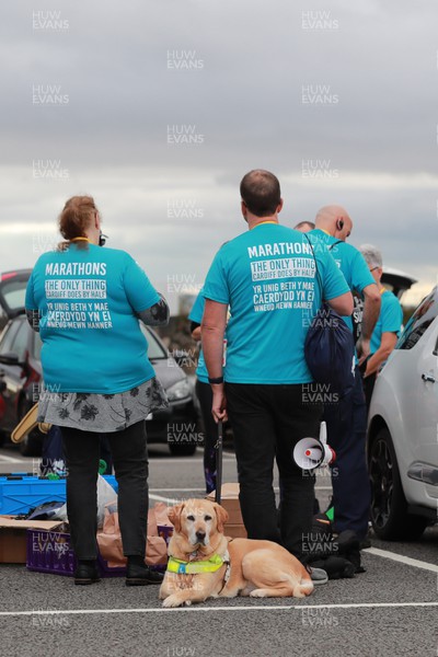 011023 - Principality Building Society Cardiff Half Marathon 2023 - Volunteer Extra Milers at the Cardiff Barrage