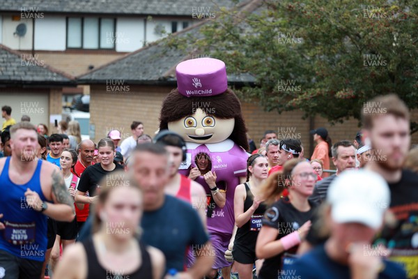 011023 - Principality Building Society Cardiff Half Marathon 2023 - Runner wearing WellChild mascot costume at the Cardiff Barrage