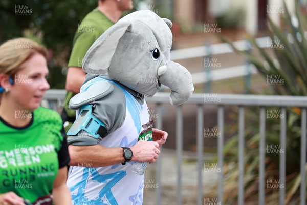 011023 - Principality Building Society Cardiff Half Marathon 2023 - Runner dressed as elephant at the Cardiff Barrage