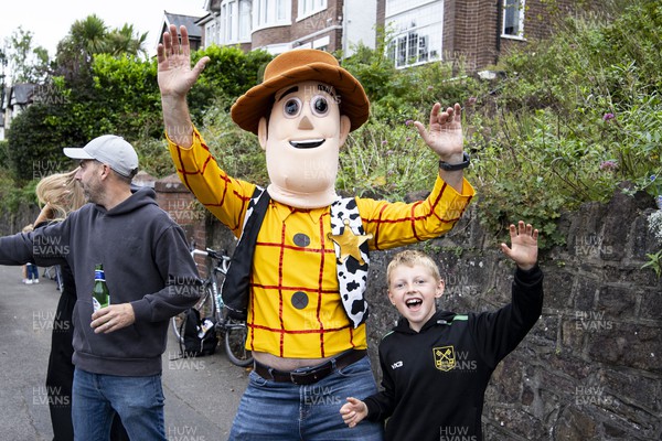 011023 - Principality Building Society Cardiff Half Marathon 2023 - Roath Park and Lake - Spectator in Woody costume