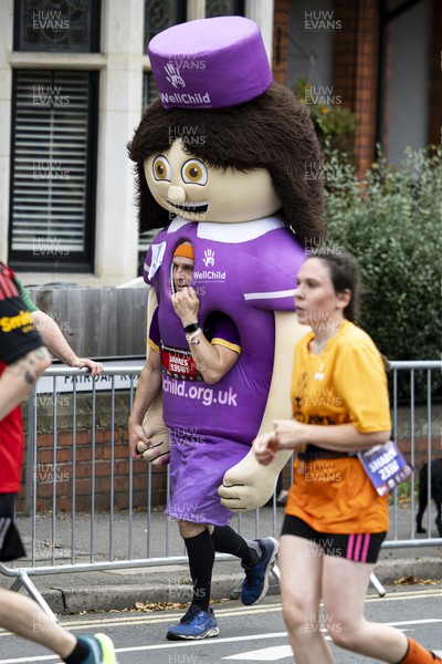 011023 - Principality Building Society Cardiff Half Marathon 2023 - Roath Park and Lake - Runner in WellChild mascot costume