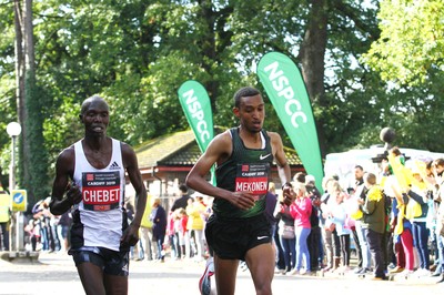 061019 - Cardiff University Cardiff Half Marathon - Runners pass Roath Park Lake