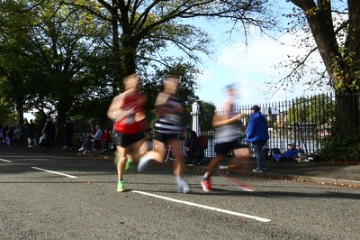 061019 - Cardiff University Cardiff Half Marathon - Runners pass Roath Park Lake